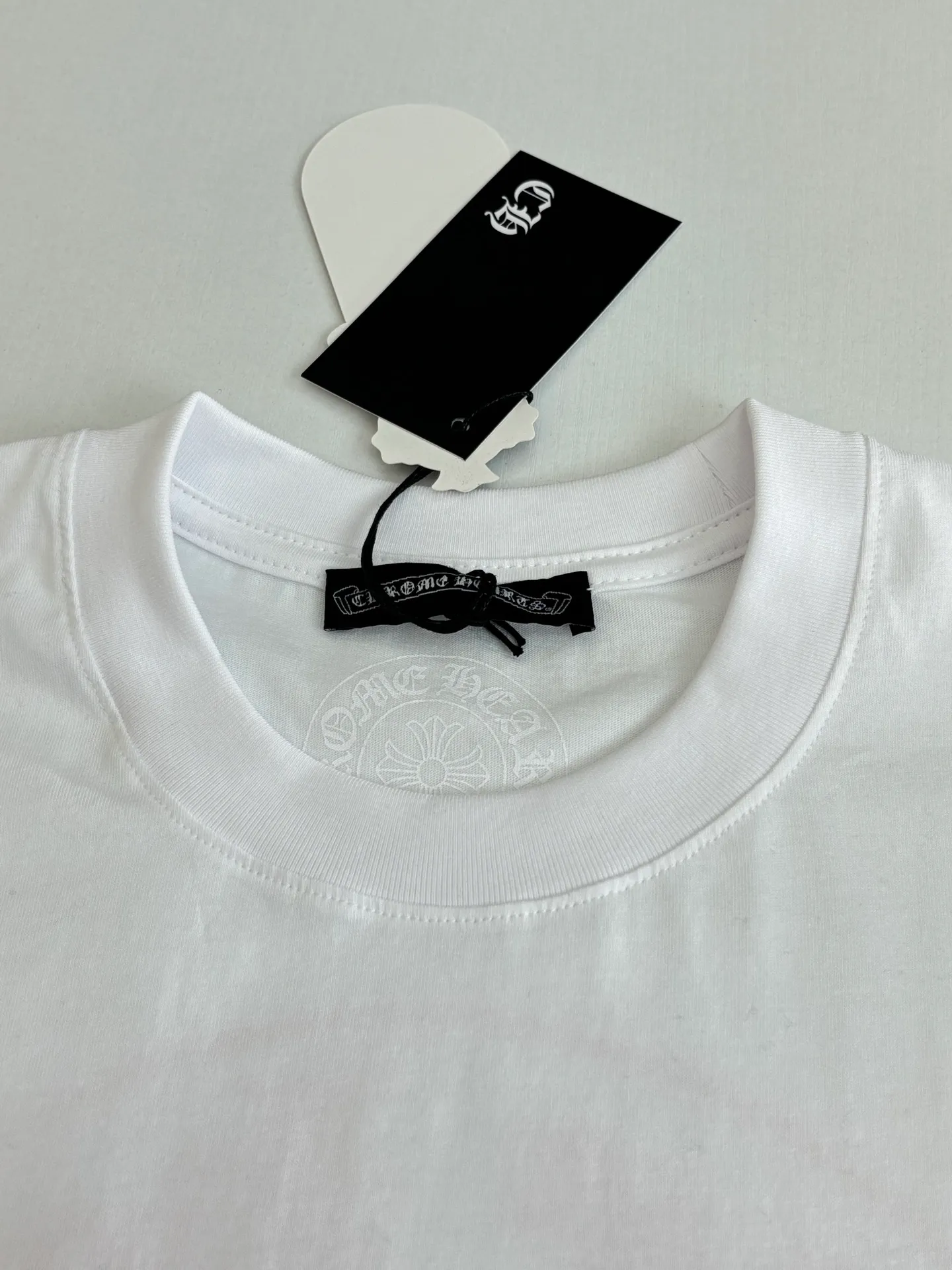 P226 Chrome Heart*/Chrome Heart Horseshoe print pocket printed short-sleeved T-shirt Made of the same heavy-weight pure cotton material as the original, high-count yarn is light, thin and breathable. Imported ink three-dimensional printing, skin-friendly and breathable. And through anti-shrinkage treatment, it will not be easily deformed after long-term wear. The imported ink has passed Oeko-Tex Standard 100 environmental protection certification. The color fastness reaches level 4-5, and there is no obvious fading after 50 times of washing. Strictly proofread the color management system of digital printing. Custom woven and dyed, no color difference from the original version Size: S/M/L
